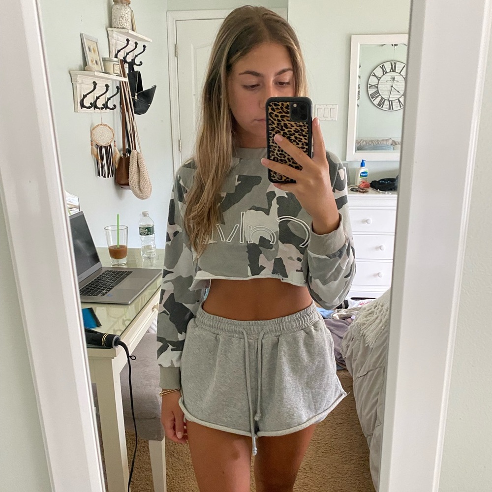 Cropped Camo Calvin Klein Crewneck